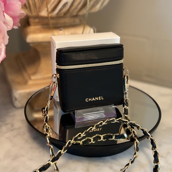 NIB Black mini casa Crossbody Bag with Gold Chain - Picture 4 of 9